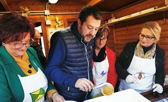 Salvini prende in giro la proposta della ‘Vespa Killer’ contro la cimice asiatica. Ma l’idea era del leghista Centinaio