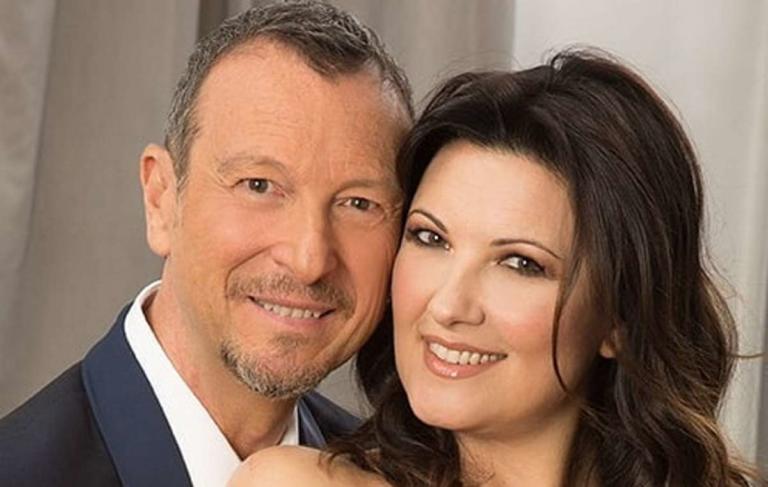 Amadeus a Sanremo 2020 porta la sua Giovanna Civitillo con «La Vita in Diretta» | Video