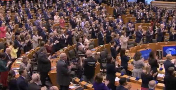 Tutto il Parlamento europeo in piedi per Liliana Segre: in Italia non andò proprio così