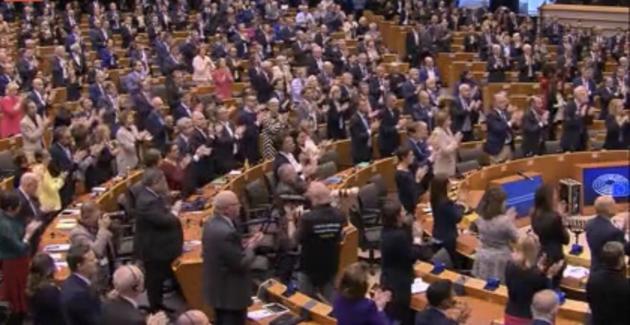 Tutto il Parlamento europeo in piedi per Liliana Segre: in Italia non andò proprio così article-post