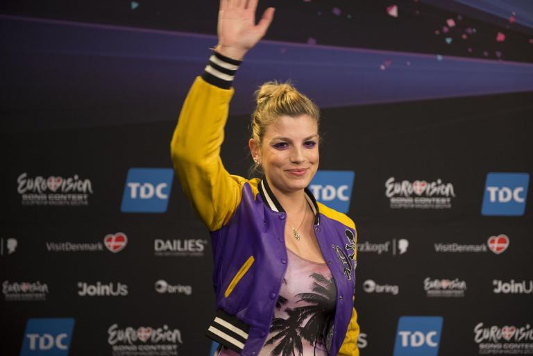 Emma Marrone non sarà più bionda: «I medici mi hanno sconsigliato di tingermi»