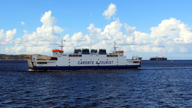 Sequestrati tre traghetti della Caronte: gravi carenze per la sicurezza di persone a mobilità ridotta