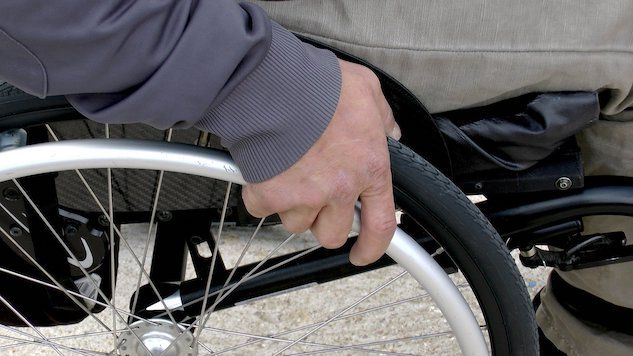Pineto, uomo in sedia a rotelle picchiato in strada: aveva chiesto di spostare la bici dal posto riservato ai disabili