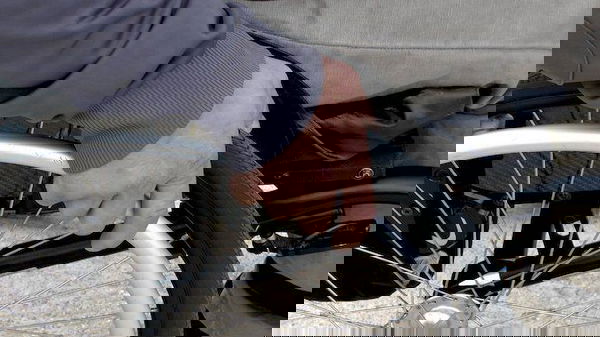 Pineto, uomo in sedia a rotelle picchiato in strada: aveva chiesto di spostare la bici dal posto riservato ai disabili