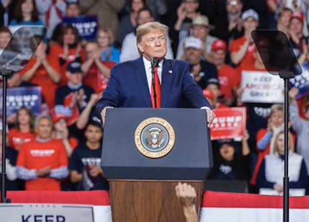 I poteri di Trump limitati dalla Camera, Nancy Pelosi: «Ha messo a rischio l’America»