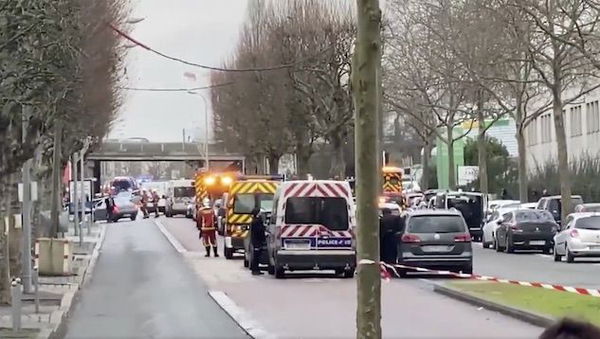 Francia, paura alle porte di Parigi: un uomo con un coltello uccide gridando «Allah è grande»
