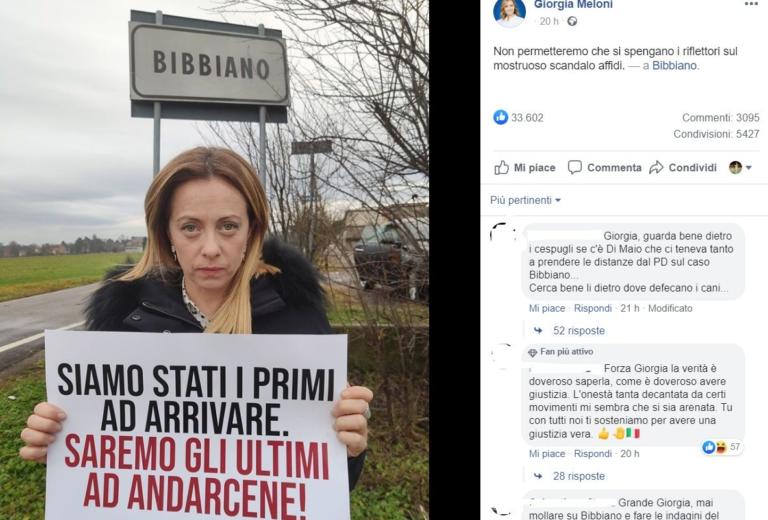 Il cartello con cui Giorgia Meloni dice che è stata la prima ad arrivare e l’ultima ad andarsene da Bibbiano