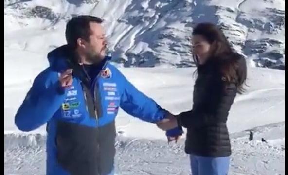 La brutta imitazione di Papa Francesco fatta da Salvini e Verdini. Zingaretti: «Dal mojito alla grappa»