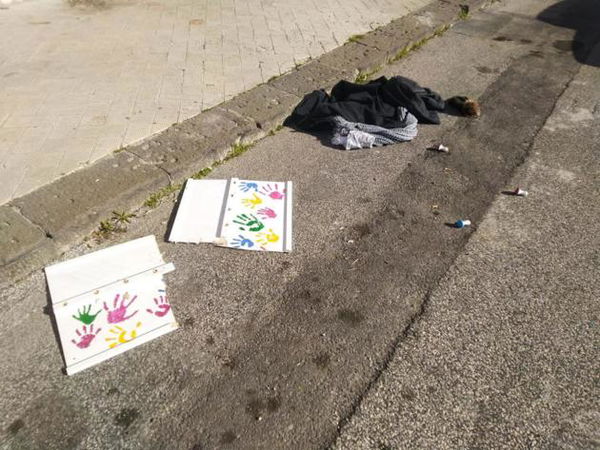 Nell’umanità che non c’è più, a Siracusa hanno distrutto il «muro della gentilezza» per i clochard