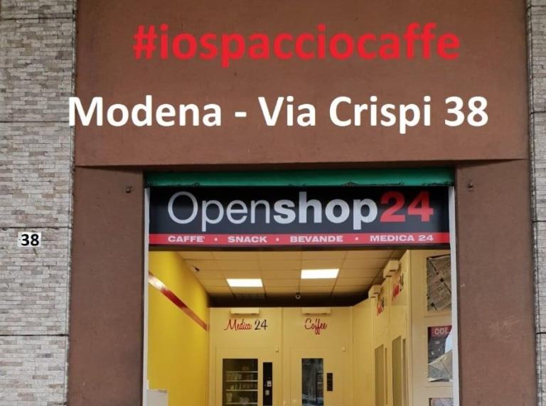 I proprietari del negozio indicato da Salvini come sede di spaccio organizzano «#iospacciocaffè»