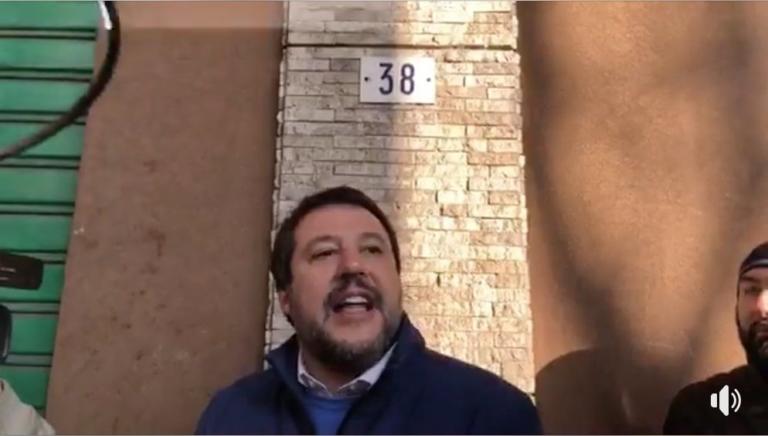 Salvini denuncia «spaccio di nigeriani in via Crispi 38 a Modena», ma il negozio è di italiani ed è in fase di compravendita
