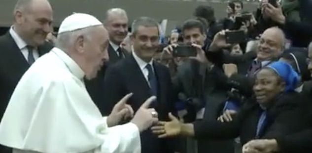 Il Papa torna tra la folla con un nuovo tormentone: «Tu mordi?»