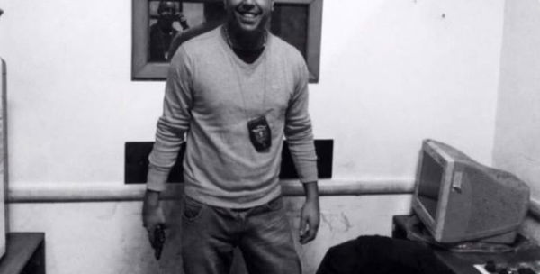 Tweet contro le sardine del poliziotto con la pistola in mano: il vero agente denuncia il furto di identità