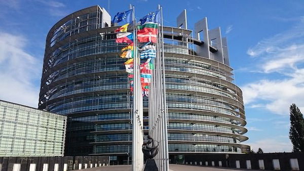 Un uomo si è dato fuoco davanti alla sede dell’Europarlamento a Strasburgo