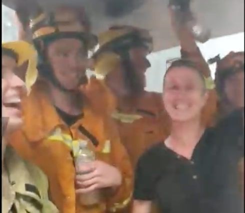 Purtroppo, l’immagine virale dei vigili del fuoco che ballano in Australia non è recente | VIDEO