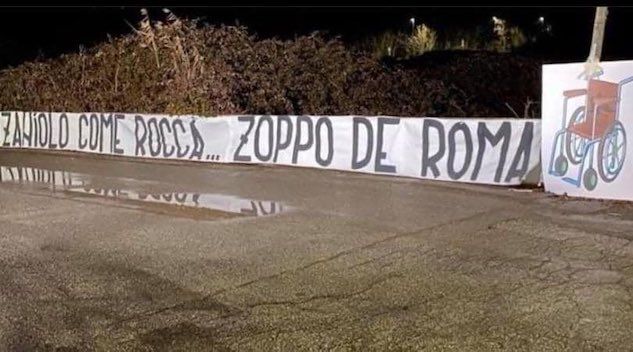 Lo striscione contro Zaniolo alla vigilia del Derby: «Zoppo de Roma»
