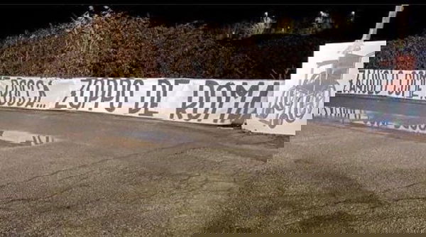 Lo striscione contro Zaniolo alla vigilia del Derby: «Zoppo de Roma»