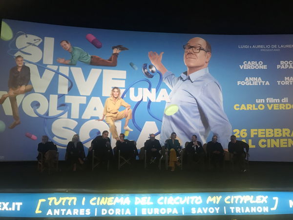Carlo Verdone presenta il nuovo film : “Pubblico tornato perché li facciamo fatti bene” | Video