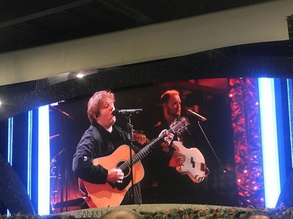 Lewis Capaldi non convince a Sanremo 2020 e fa una gaffe: «Spero che gli italiani avranno soldi per i biglietti»