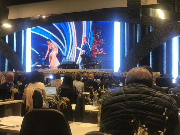 L’interista Amadeus sfoggia la maglia della Juve per Georgina, ma poi mostra la 9 di Lukaku