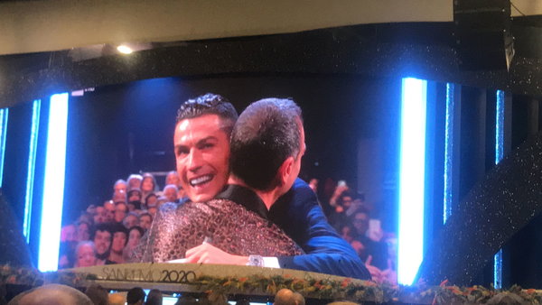 Cristiano Ronaldo regala la sua maglia all’interista Amadeus | VIDEO