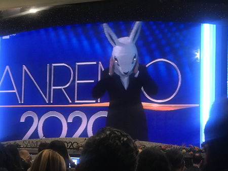 Fiorello e la prima gag vestito da coniglio, come promesso article-post