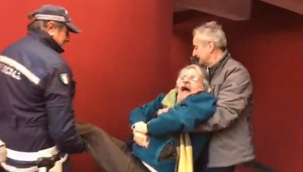 L’esperto del M5S allontanato dalle forze dell’ordine per «disposizioni sul Coronavirus» a Genova | VIDEO