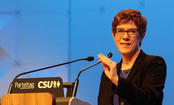Panico CDU in Germania: Annegret Kramp-Karrembauer, la donna del dopo-Merkel, si dimette