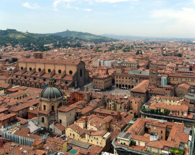 Razzismo a Bologna, disegnata una stella di David accanto al citofono: una freccia indica il cognome article-post