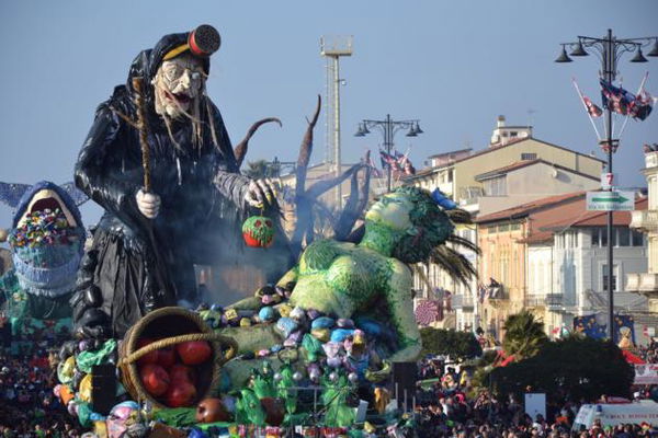 I carristi del Carnevale di Viareggio non vogliono che Salvini visiti gli hangar e scrivono #portonichiusi
