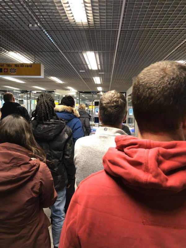 Un’ora in coda all’aeroporto per i controlli: «Non è la Brexit che ho votato»