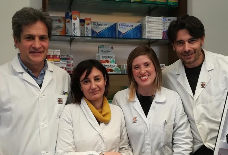 La farmacia di Milano che regala gel disinfettante «fatto in casa» nei suoi laboratori