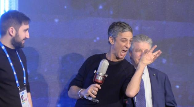 Fiorello riceve il premio Assomusica a Sanremo: “Il Coniglio non lo faccio, stasera ceno con Benigni” | Video article-post