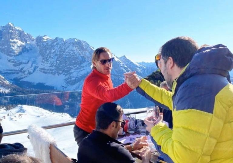 Da Capitano a capitano (eh già, a volte càpitano): la stretta di mano tra Totti e Salvini