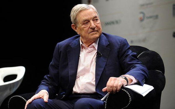 Soros elogia le sardine: «Hanno fatto arrabbiare…come si chiama? Ah sì, Salvini»