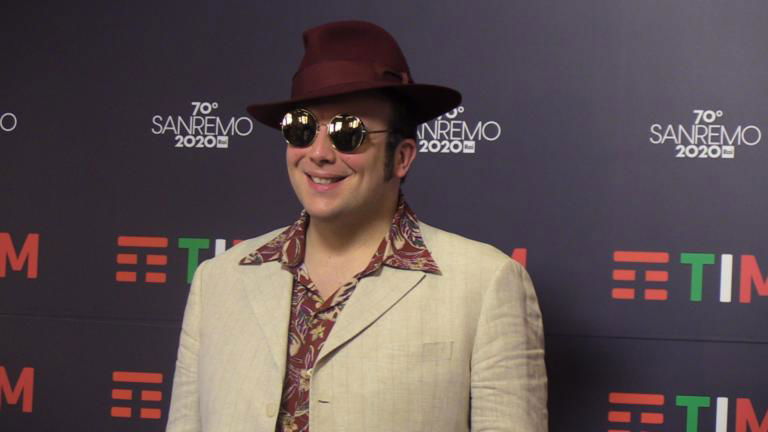 Raphael Gualazzi a Sanremo 2020: «È la 4 volta qui, mi sento come un bambino. Papà voleva il posto fisso per me» | Video