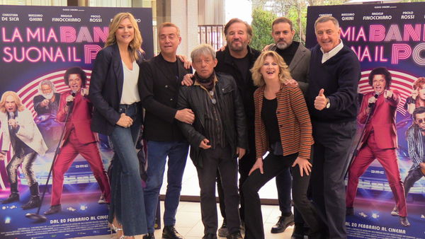 Fausto Brizzi, Christian De Sica e il cast: “Omaggio agli anni ’80, abbiamo anticipato reunion Ricchi e Poveri” | Video