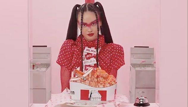 Durante la New York Fashion Week sono state presentate le Crocs con il pollo fritto di KFC