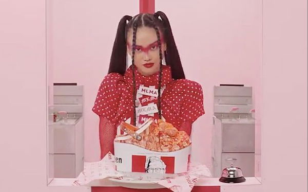 Durante la New York Fashion Week sono state presentate le Crocs con il pollo fritto di KFC