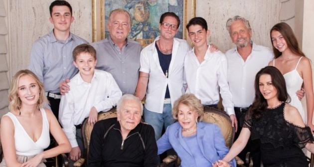 Morto Kirk Douglas a 103 anni, il figlio Micheal: «Ti voglio bene, papà, e sono orgoglioso di essere tuo figlio» article-post