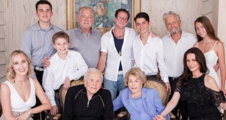 Morto Kirk Douglas a 103 anni, il figlio Micheal: «Ti voglio bene, papà, e sono orgoglioso di essere tuo figlio» article-post