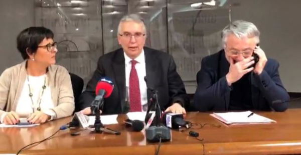 Coronavirus, la conferenza stampa nelle Marche per chiudere scuole e università interrotta da Conte | VIDEO