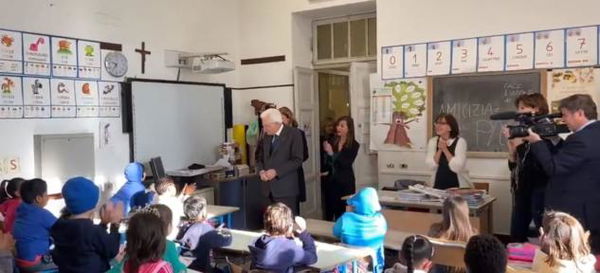 Sergio Mattarella visita una scuola elementare frequentata da molti bambini di origine cinese | VIDEO
