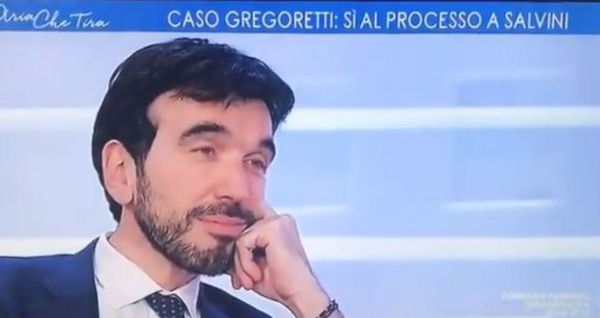La faccia di Maurizio Martina mentre Sgarbi dice che il Pd «lecca il c*lo ai giudici e al M5S» | VIDEO