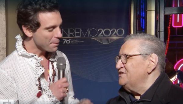 Mika fa cantare Vincenzo Mollica dal balconcino di Sanremo | VIDEO