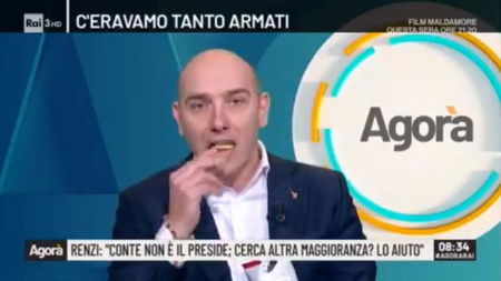 Il leghista Morelli ‘cita’ Renzi mangiando patatine in diretta tv | VIDEO article-post