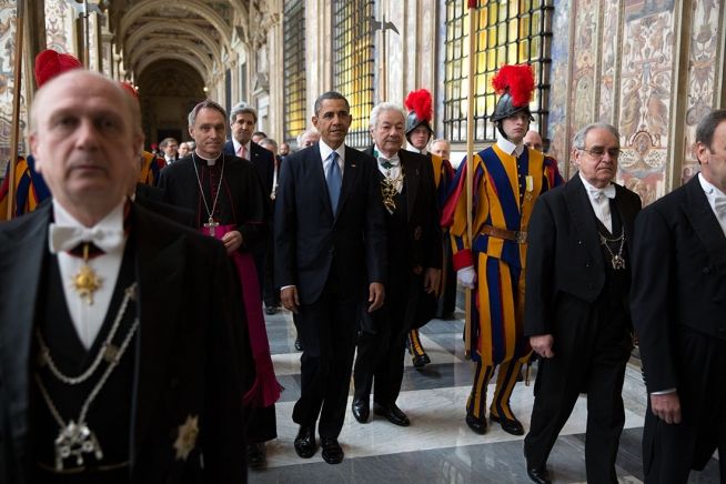 «Padre Georg deve stare più vicino a Ratzinger» e il Vaticano fa ruotare i suoi impegni article-post