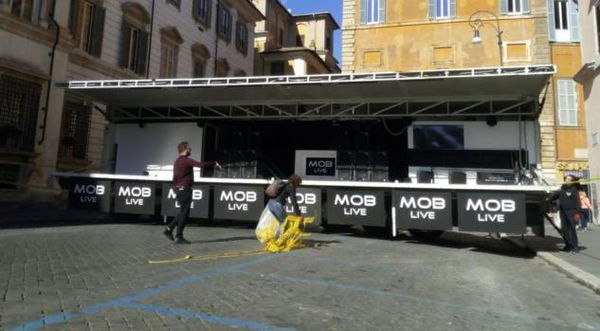 Buffagni (M5S) attacca le Sardine per il palco: «Pagato dai Benetton?». Ma è costato 2800 euro