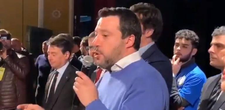 Salvini dice che il centro di Napoli gli sembra un campo rom | VIDEO