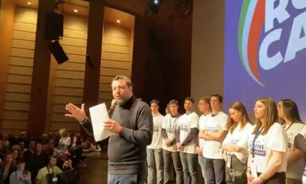 Salvini dice che l’aborto è diventato rimedio per stili di vita incivili e attacca le donne «non di Roma, né di Milano»